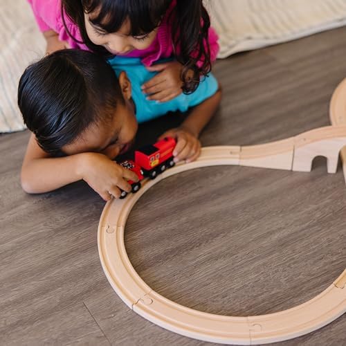 Melissa & Doug Melissa Doug Classic Wooden Figure Eight Train Set 22 pcs