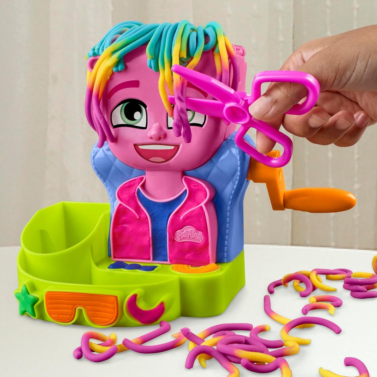 Play-Doh Hair Stylin' Salon Playset with 6 Cans Pretend Play for Girls and Boys